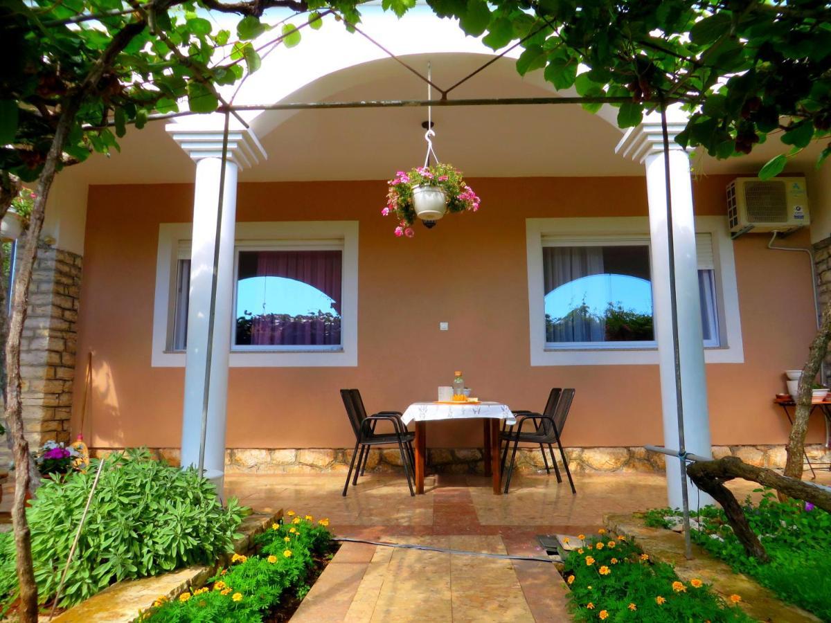 Beach Apartments Roza - The Garden Apartment ビオグラード・ナ・モル エクステリア 写真