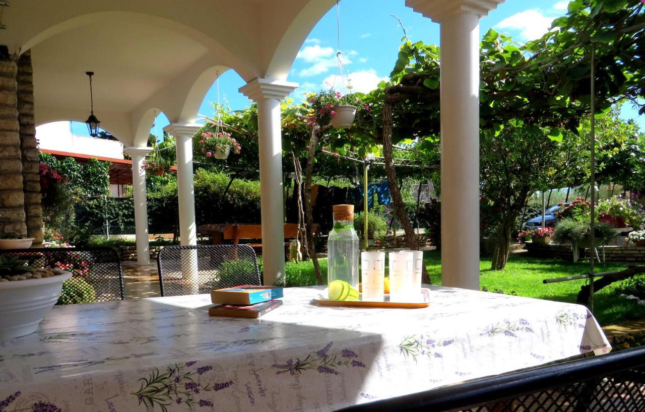 Beach Apartments Roza - The Garden Apartment ビオグラード・ナ・モル エクステリア 写真
