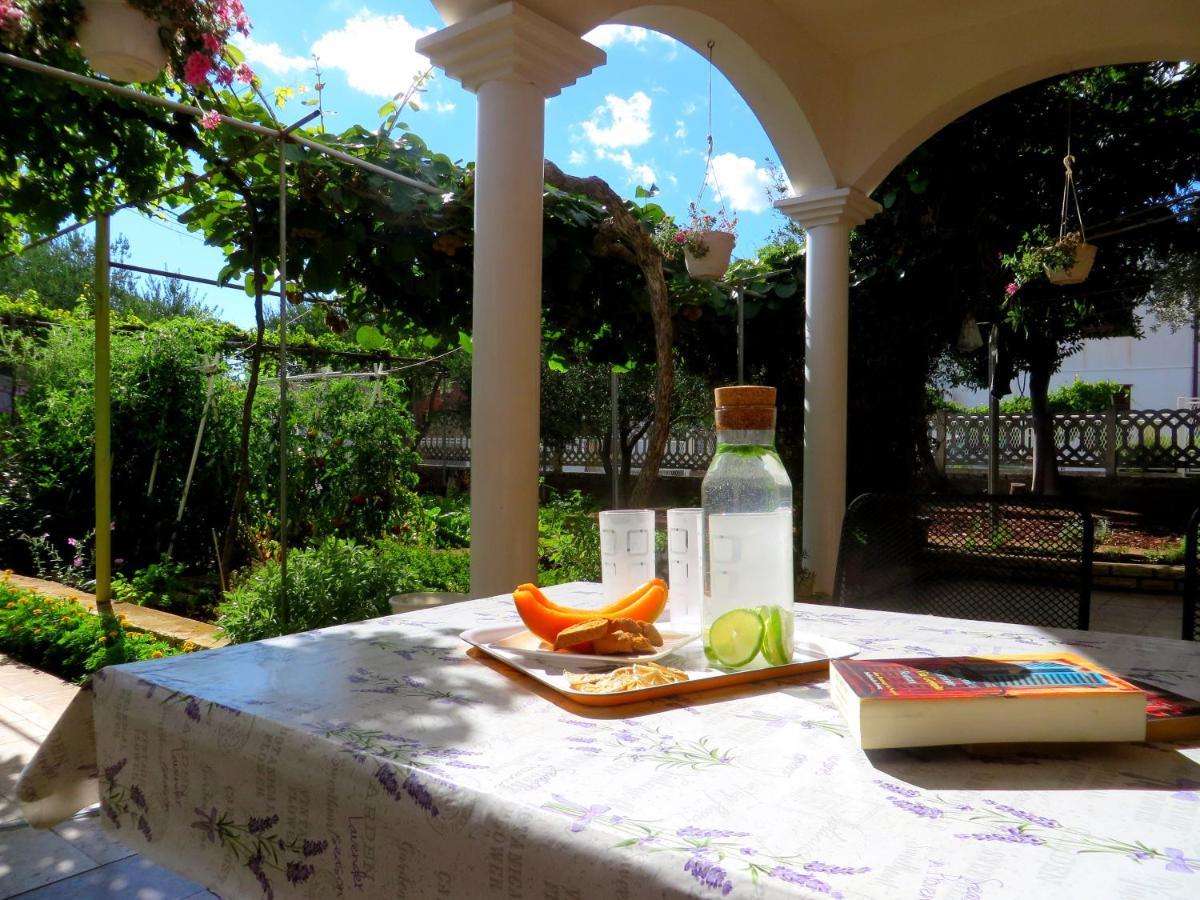 Beach Apartments Roza - The Garden Apartment ビオグラード・ナ・モル エクステリア 写真