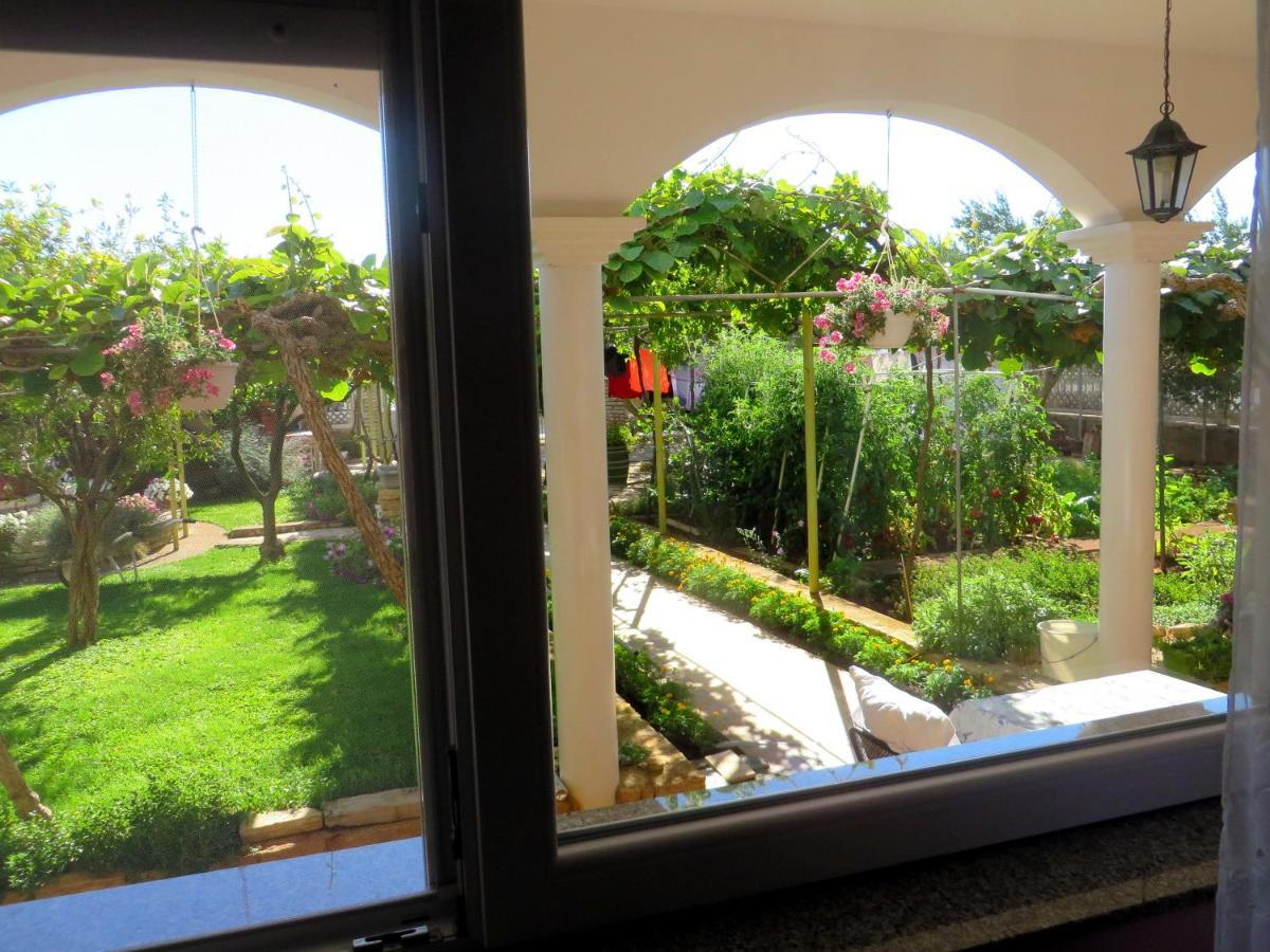 Beach Apartments Roza - The Garden Apartment ビオグラード・ナ・モル エクステリア 写真