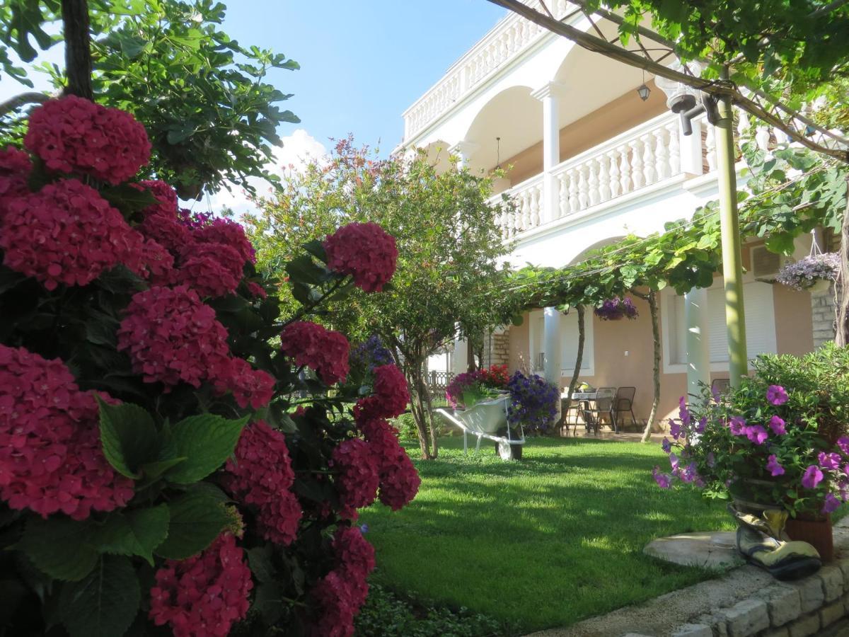 Beach Apartments Roza - The Garden Apartment ビオグラード・ナ・モル エクステリア 写真