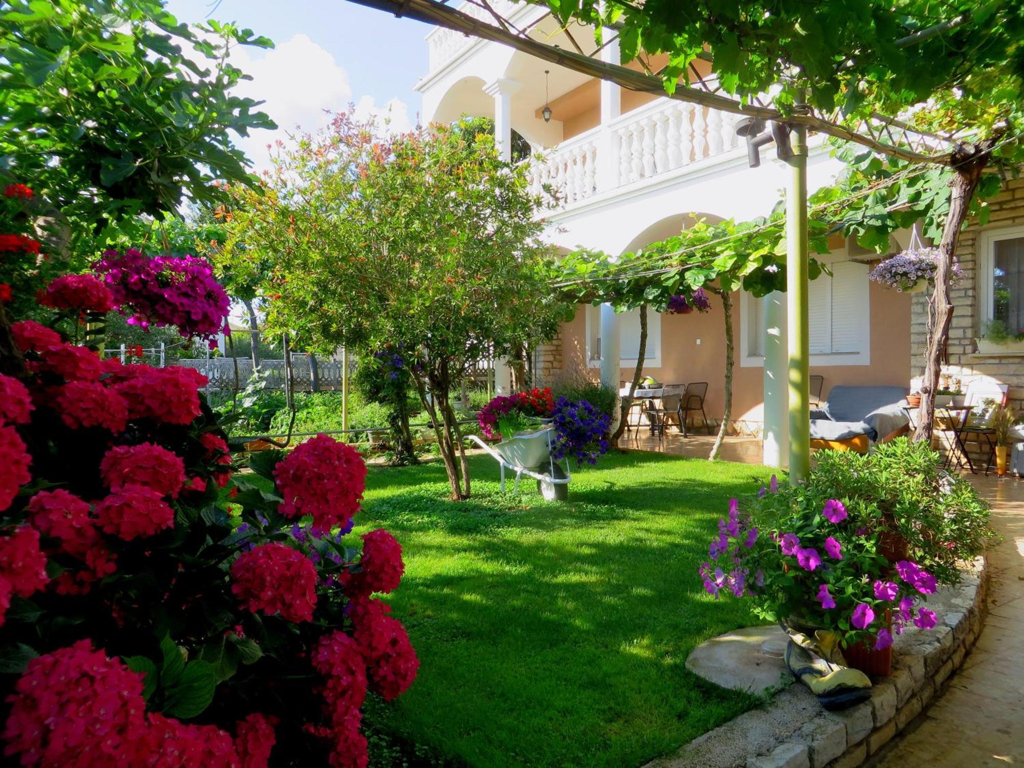 Beach Apartments Roza - The Garden Apartment ビオグラード・ナ・モル エクステリア 写真